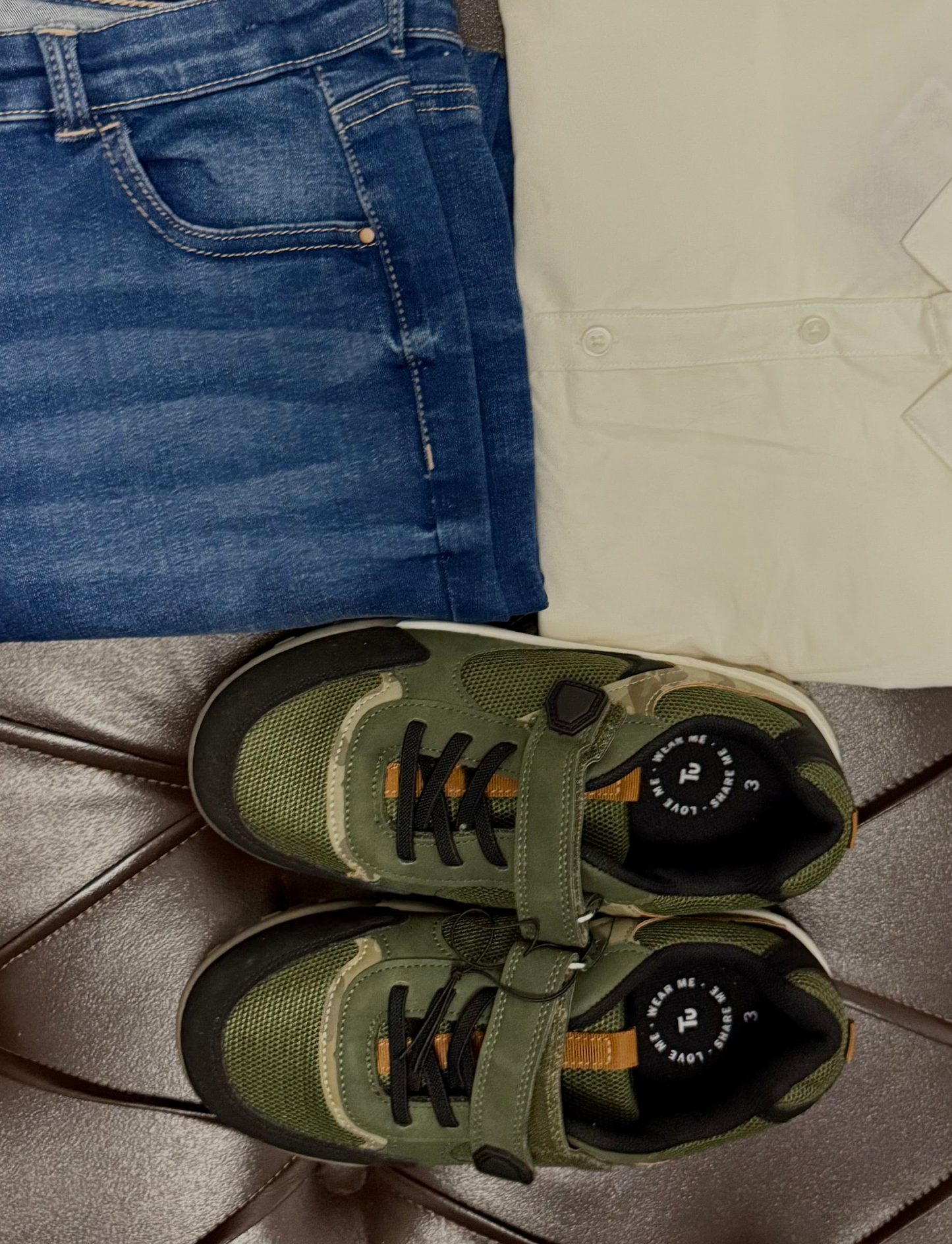 Cream Short-Sleeve Shirt + Blue Jeans + Tu Army Green Sneakers