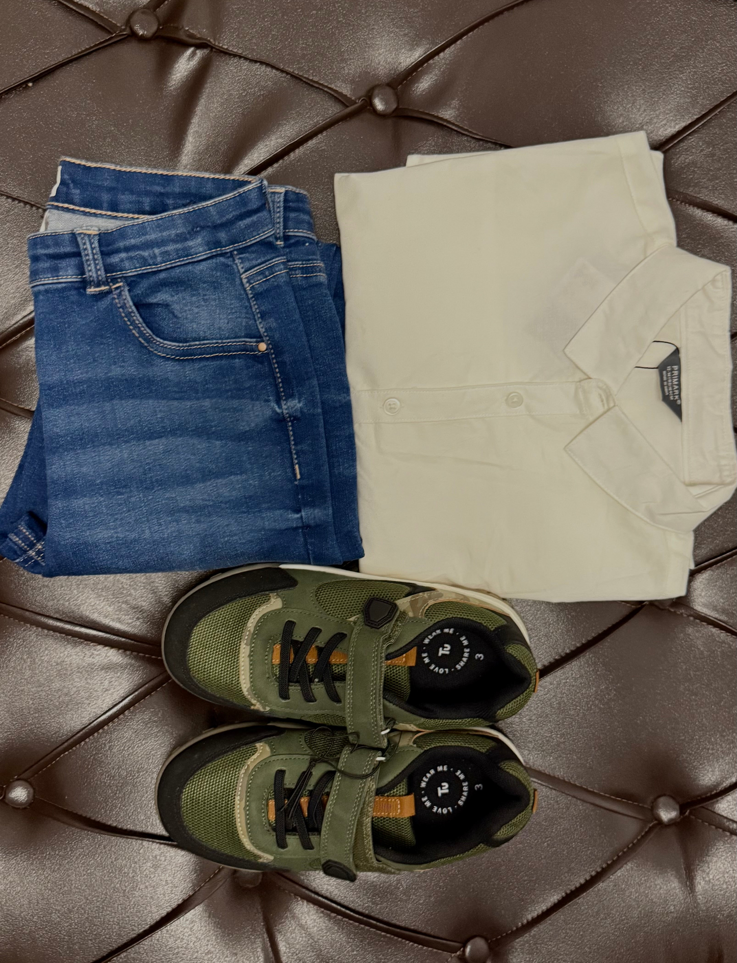 Cream Short-Sleeve Shirt + Blue Jeans + Tu Army Green Sneakers