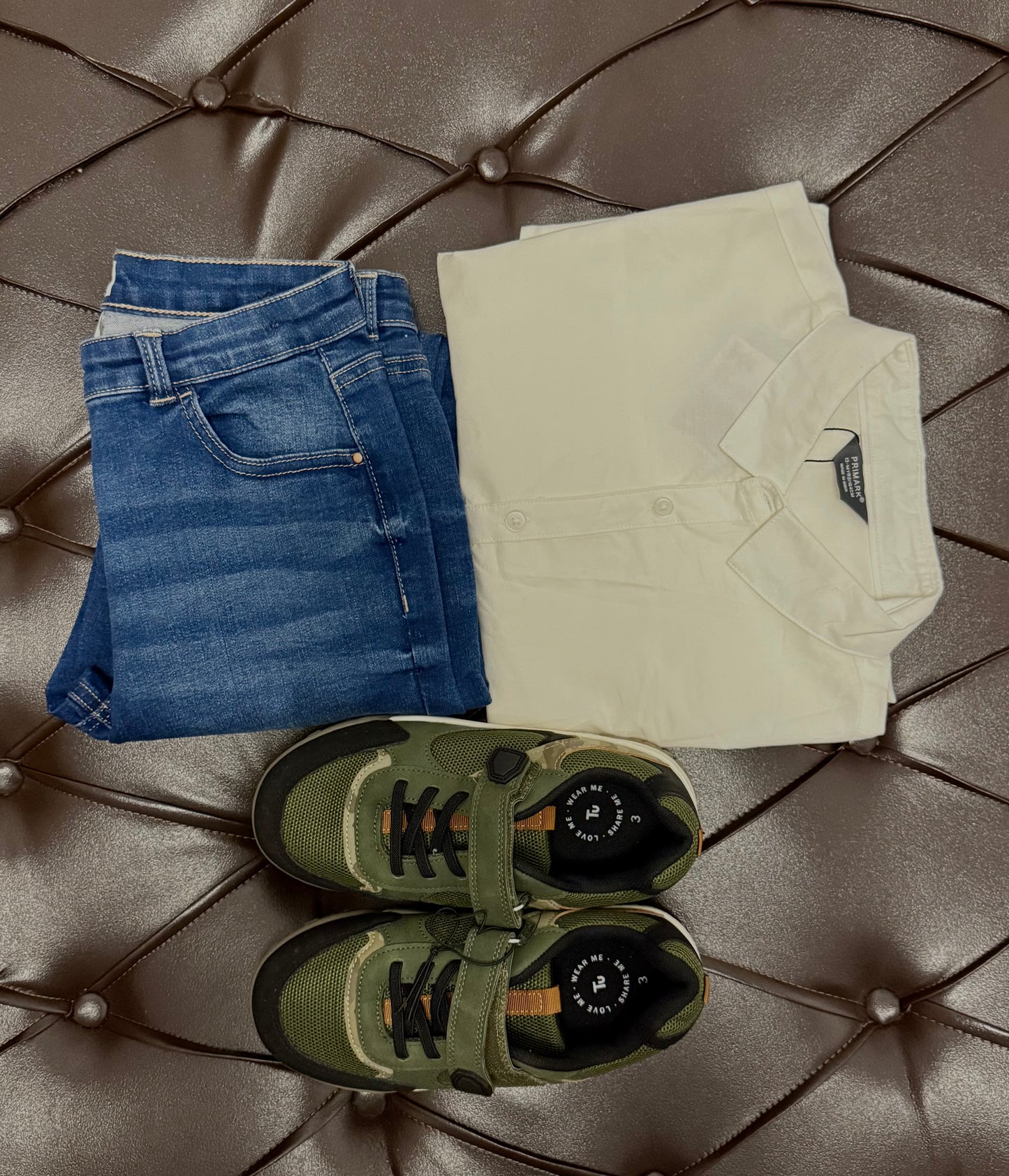 Cream Short-Sleeve Shirt + Blue Jeans + Tu Army Green Sneakers